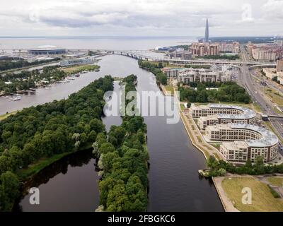 L'Isola di Elagin e la Torre del Centro di Lahta sullo sfondo, San Pietroburgo, Russia Foto Stock