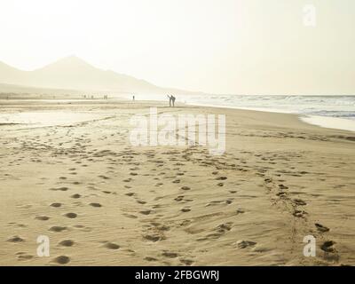 Spagna, Isole Canarie, Fuerteventura, Sandy spiaggia Playa de Cofete al tramonto Foto Stock