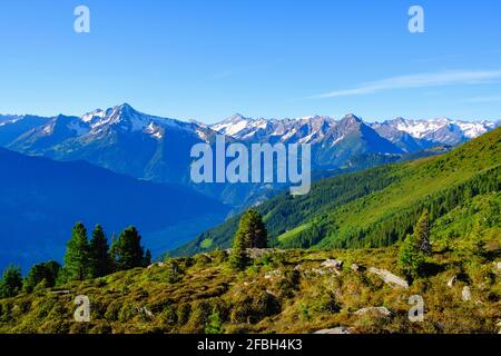 Vista sulle Alpi dello Zillertal, sulla valle dello Ziller, sul Tirolo, sull'Austria Foto Stock