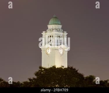 Singapore, Torre dell'Orologio del Teatro Victoria e Sala dei Concerti di notte Foto Stock