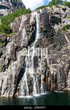 Piccola cascata che si tuffa in una ripida scogliera a Lysefjord Foto Stock