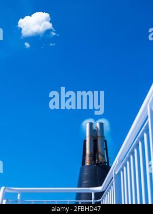 Emissione di fumo da camini di traghetto Foto Stock