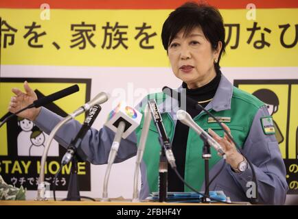 Tokyo, Giappone. 23 Apr 2021. Il Governatore di Tokyo Yuriko Koike parla prima della stampa presso l'ufficio del Governo Metropolitano di Tokyo venerdì 23 aprile 2021. Il governo giapponese ha dichiarato una dichiarazione di emergenza COVID-19 sulle prefetture di Tokyo, Osaka, Kyoto e Hyogo. Credit: Yoshio Tsunoda/AFLO/Alamy Live News Foto Stock