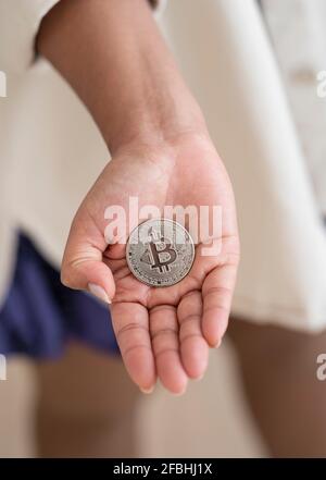 Donna che tiene argento bitcoin Foto Stock