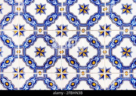 Cornice completa di muro a mosaico con piastrelle quadrate Foto Stock
