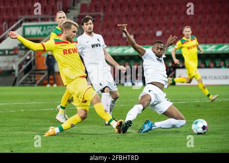 Augusta, Germania. 23 Apr 2021. Calcio: Bundesliga, FC Augusta - 1. FC Köln, Matchday 31 alla WWK Arena. Sebastian Andersson (l) di 1. FC Köln e Reece Oxford (r) del FC Augsburg in un duello per la palla. Credito: Matthias Balk/dpa - NOTA IMPORTANTE: In conformità con le norme del DFL Deutsche Fußball Liga e/o del DFB Deutscher Fußball-Bund, è vietato utilizzare o utilizzare fotografie scattate nello stadio e/o della partita sotto forma di sequenze fotografiche e/o serie fotografiche di tipo video./dpa/Alamy Live News Foto Stock