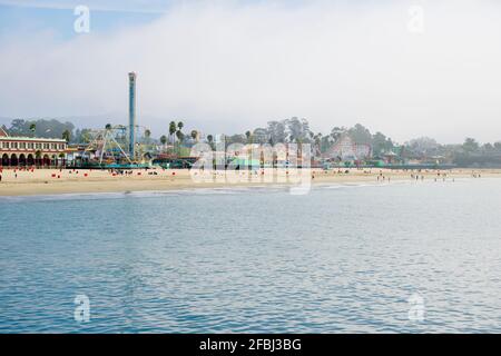 USA, California, Santa Cruz, parco divertimenti sulla spiaggia sabbiosa vista dal Municipal Wharf Foto Stock