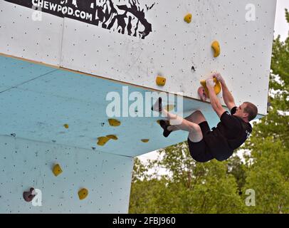 l'uomo sta arrampicando una struttura di concorrenza Foto Stock