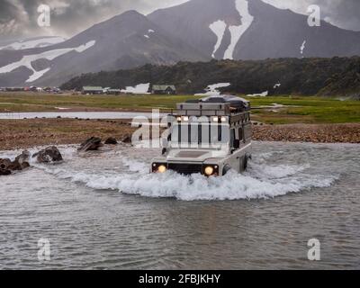 Veicolo fuoristrada che si muove in laguna a Landmannalaugar Foto Stock