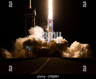 Cape Canaveral, Florida, Stati Uniti. 23 Aprile 2021. Un razzo SpaceX Falcon 9 che trasporta la navicella spaziale Crew Dragon si solleva portando la missione SpaceX Crew-2 della NASA alla Stazione spaziale Internazionale dal complesso di lancio 39A al Kennedy Space Center 23 aprile 2021 a Cape Canaveral, Florida. L'equipaggio degli astronauti della NASA Shane Kimbrough e Megan McArthur, l'astronauta dell'ESA Thomas Pesquet e l'astronauta della JAXA Akihiko Hoshide trascorreranno sei mesi di missione a bordo dell'avamposto orbitale. Credit: Planetpix/Alamy Live News Foto Stock