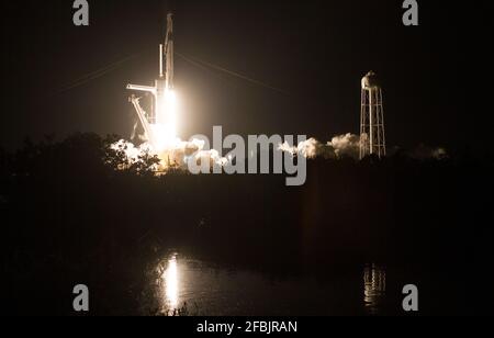 Cape Canaveral, Florida, Stati Uniti. 23 Aprile 2021. Un razzo SpaceX Falcon 9 che trasporta la navicella spaziale Crew Dragon si solleva portando la missione SpaceX Crew-2 della NASA alla Stazione spaziale Internazionale dal complesso di lancio 39A al Kennedy Space Center 23 aprile 2021 a Cape Canaveral, Florida. L'equipaggio degli astronauti della NASA Shane Kimbrough e Megan McArthur, l'astronauta dell'ESA Thomas Pesquet e l'astronauta della JAXA Akihiko Hoshide trascorreranno sei mesi di missione a bordo dell'avamposto orbitale. Credit: Planetpix/Alamy Live News Foto Stock