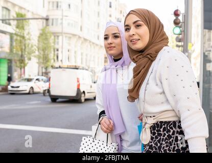 Donne arabe che cercano un giro in città Foto Stock