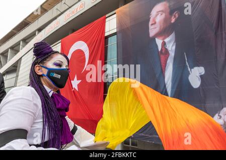 23 aprile 2021: Istanbul, Turchia: Celebrazioni del 23 aprile Festa nazionale della sovranità e dei bambini organizzata dal comune di Kadikoy sul coprifuoco a Kadikoy. La sovranità nazionale e la Giornata dei bambini è una festa pubblica in Turchia che commemora la fondazione della Grande Assemblea nazionale della Turchia, il 23 aprile 1920. Credit: Tolga Ildun/ZUMA Wire/Alamy Live News Foto Stock