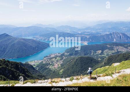 Escursionista senior ammirando il paesaggio circostante dal sentiero escursionistico in cima Del Monte generoso Foto Stock