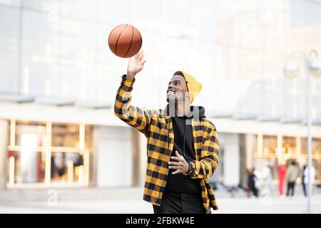 Giovane afroamericano che gioca con il basket Foto Stock