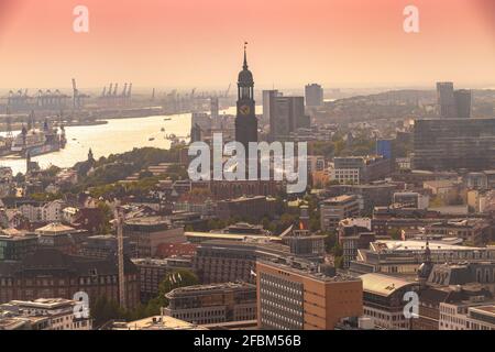 Paesaggio con San Michaelis Churchand St. Pauli, Amburgo, Germania Foto Stock