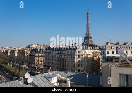 Torre Eiffel dietro le case. Parigi, Francia Foto Stock