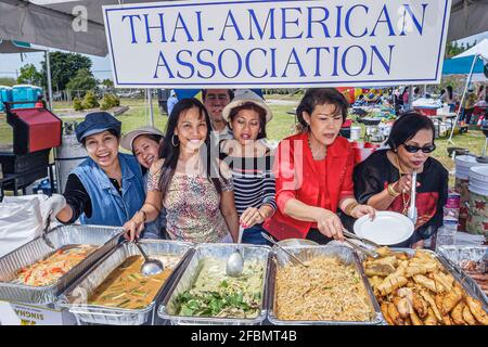 Miami Florida,Homestead Fruit & Spice Park,Asian Culture Festival festival fiera,Asian Thai donne cucina servire preparare cibo mostra vendita,venditore b Foto Stock