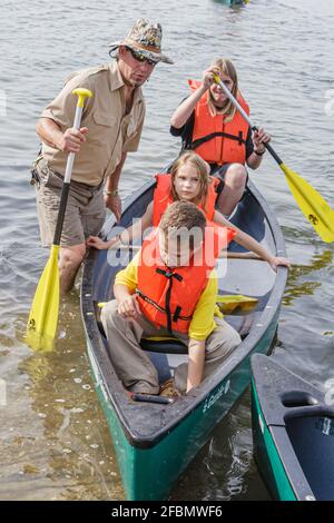 Miami Florida,Homestead Biscayne National Park,Biscayne Bay famiglia affitto canoa bambini madre indossare giubbotti di salvataggio, ranger volontario, Foto Stock