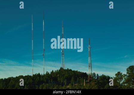 Cell Towers su Dinosauer Park Hilll Foto Stock