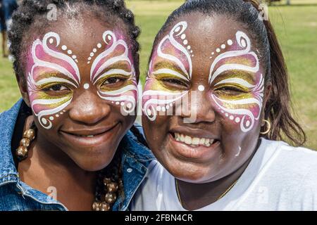 Miami Florida,Tropical Park Droga Free Youth in Town DFYIT,teen Student anti addiction group picnic,Black teen teenage ragazze amici smiling face paint Foto Stock