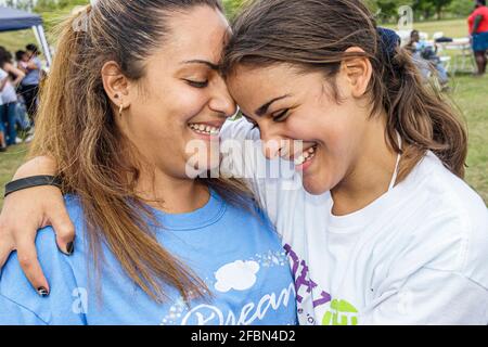 Miami Florida, Tropical Park Droga Free Youth in Town picnic, madre ispanica madre madre figlia ragazza abbracciando famiglia sorridente Foto Stock