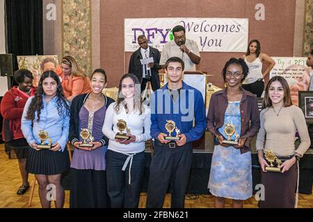 Miami Florida,Drug Free Youth in Town DFYIT Annual Awards,anti addiction nonprofit teen Student Youth group,Black Ispan students holding boys Foto Stock