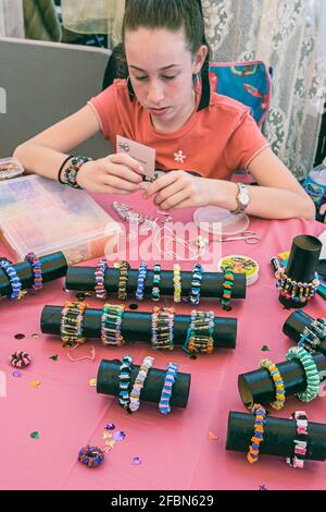 Miami Florida,DAVIE Young at Art Children's Museum,Festival of the Arts ragazza studentessa donna che vende propri mestieri,braccialetti designer imprenditore, Foto Stock