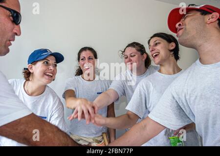 Miami Florida,Liberty City Habitat for Humanity,volontari uomini di lavoro donne crew nuova costruzione casa lavoro di squadra, Foto Stock