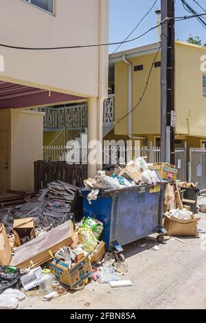 Miami Beach Florida, vicolo spazzatura dumpster sovraccaricato overfilled traboccante, Foto Stock