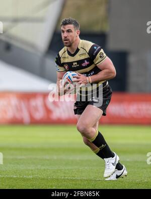 Tyrone McCarthy (21) di Leigh Centurions corre in avanti con il sfera Foto Stock