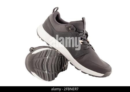 coppia di scarpe leggere airmesh estive walking nere isolate su sfondo bianco. Foto Stock