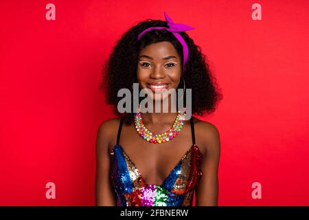 Foto di bella donna di pelle scura riccia vestito pinup abiti sorridenti isolati di colore rosso sfondo Foto Stock