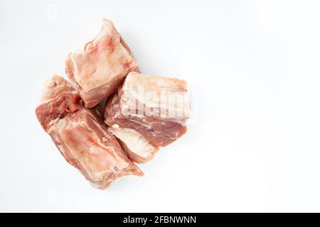 primo piano di carne cruda, pezzo di macro di maiale crudo, crostate di maiale fresco per grigliare e arrostire isolato su sfondo bianco Foto Stock