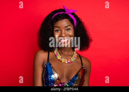 Foto di sognante affascinante donna di pelle scura riccia vestito pinup abiti sorridenti isolati di colore rosso sfondo Foto Stock