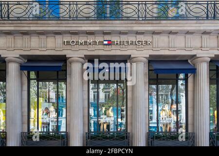 Vista esterna del negozio di punta Tommy Hilfiger, boulevard des Capucines a Parigi, Francia Foto Stock