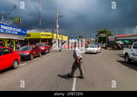 CARIARI, COSTA RICA - 14 MAGGIO 2016: Vista di un traffico su una strada principale nella città di Cariari. Foto Stock