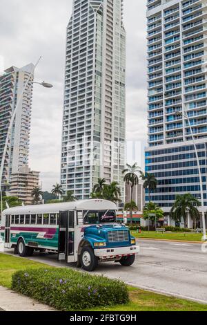 PANAMA CITY, PANAMA - 30 MAGGIO 2016: Edifici alti e un autobus locale a Panama City Foto Stock