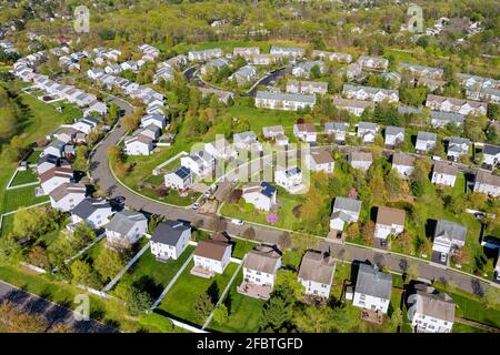 Vista aerea del complesso residenziale di quartiere case in periferia sviluppo Foto Stock
