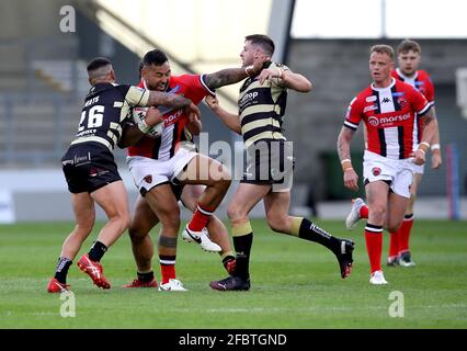 Il Krisnan Inu di Salford Red Devils viene affrontato da Nathan Peats di Leigh Centurions (a sinistra) e Alex Gerrard durante la partita della Betfred Super League all'AJ Bell Stadium di Salford. Data immagine: Venerdì 23 aprile 2021. Foto Stock