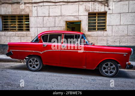 Havana, Cuba, luglio 2019, vista di una Chevrolet anni '50 rossa in una vecchia parte della capitale Foto Stock