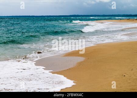 Spiaggia dell'isola di Isla Zapatilla, parte dell'arcipelago di Bocas del Toro, Panama Foto Stock