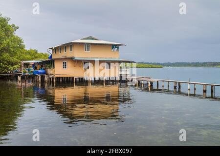 Casa su palafitte su una piccola isola dell'arcipelago di Bocas del Toro, Panama Foto Stock