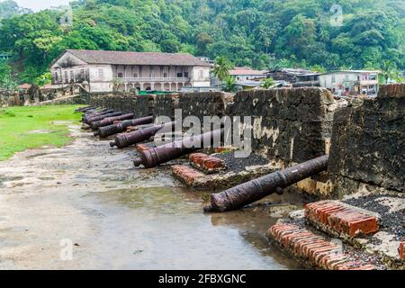 Cannoni a Fuerte San Jeronimo fortezza e Real Aduana dogana casa nel villaggio di Portobelo, Panama Foto Stock