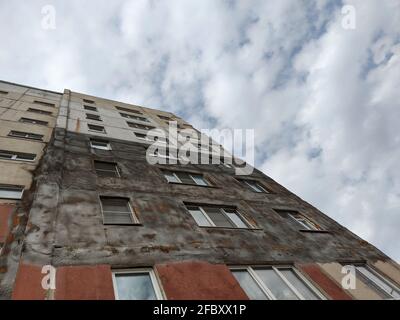 brutto edificio residenziale russo a più piani con isolamento in schiuma per pareti esterne Foto Stock