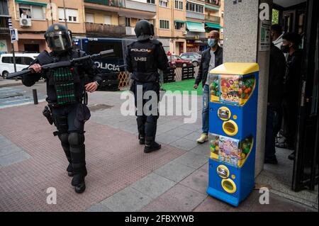 Madrid, Spagna. 23 Apr 2021. Polizia di rivolta durante un rally di partito di estrema destra VOX ala nel quartiere parla di Madrid. Il partito VOX presenta la propria candidatura per le prossime elezioni regionali di Madrid che si terranno il 4 maggio 2021. Credit: Marcos del Mazo/Alamy Live News Foto Stock