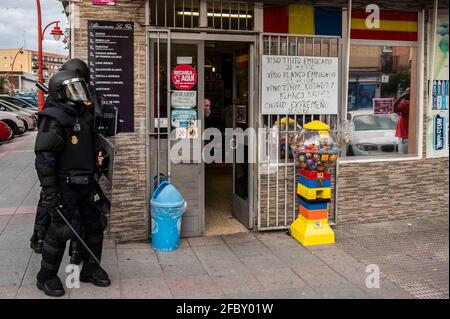 Madrid, Spagna. 23 Apr 2021. Polizia di rivolta durante un rally di partito di estrema destra VOX ala nel quartiere parla di Madrid. Il partito VOX presenta la propria candidatura per le prossime elezioni regionali di Madrid che si terranno il 4 maggio 2021. Credit: Marcos del Mazo/Alamy Live News Foto Stock