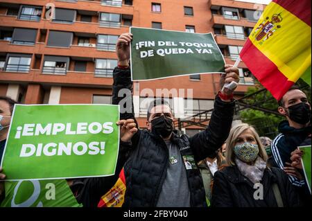 Madrid, Spagna. 23 Apr 2021. Sostenitori dell'ala di estrema destra VOX partito, durante un rally nel quartiere parla di Madrid. Il partito VOX presenta la propria candidatura per le prossime elezioni regionali di Madrid che si terranno il 4 maggio 2021. Credit: Marcos del Mazo/Alamy Live News Foto Stock