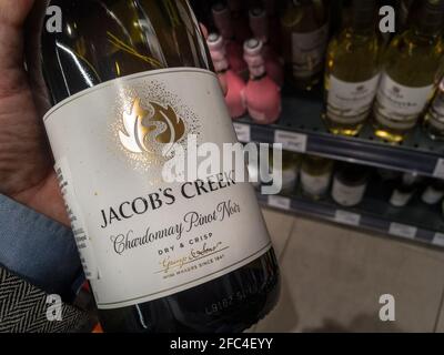 BELGRADO, SERBIA - APRILE 19 2021: Bottiglia di vino bianco, Chardonnay Pinot Noir, che vana il logo del torrente Jacob. Parte del vino orlando pernod ricard, Jac Foto Stock