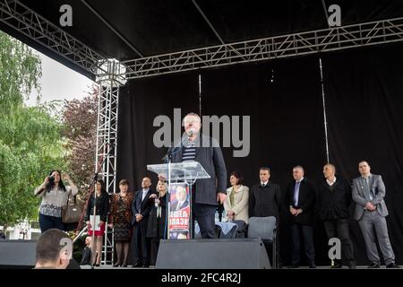 VRSAC, SERBIA - 10 APRILE 2016: Vojislav Seselj, leader del Partito radiale serbo (SRS) che parla durante uno dei suoi incontri, accanto ai suoi associati An Foto Stock